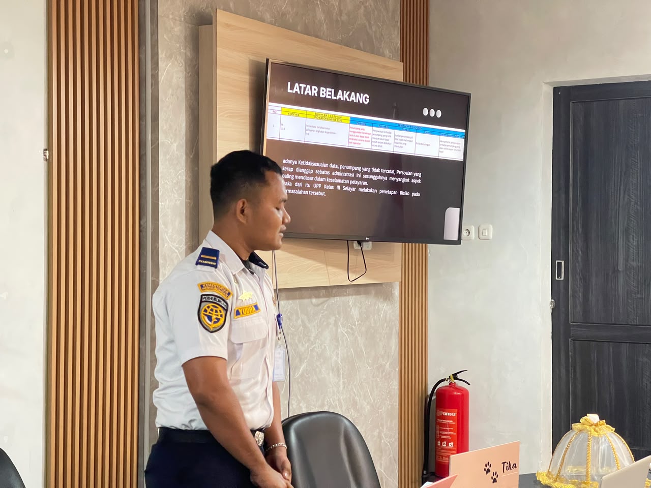 Rapat Evaluasi Kinerja dan Pelayanan Publik - Publikasi/30